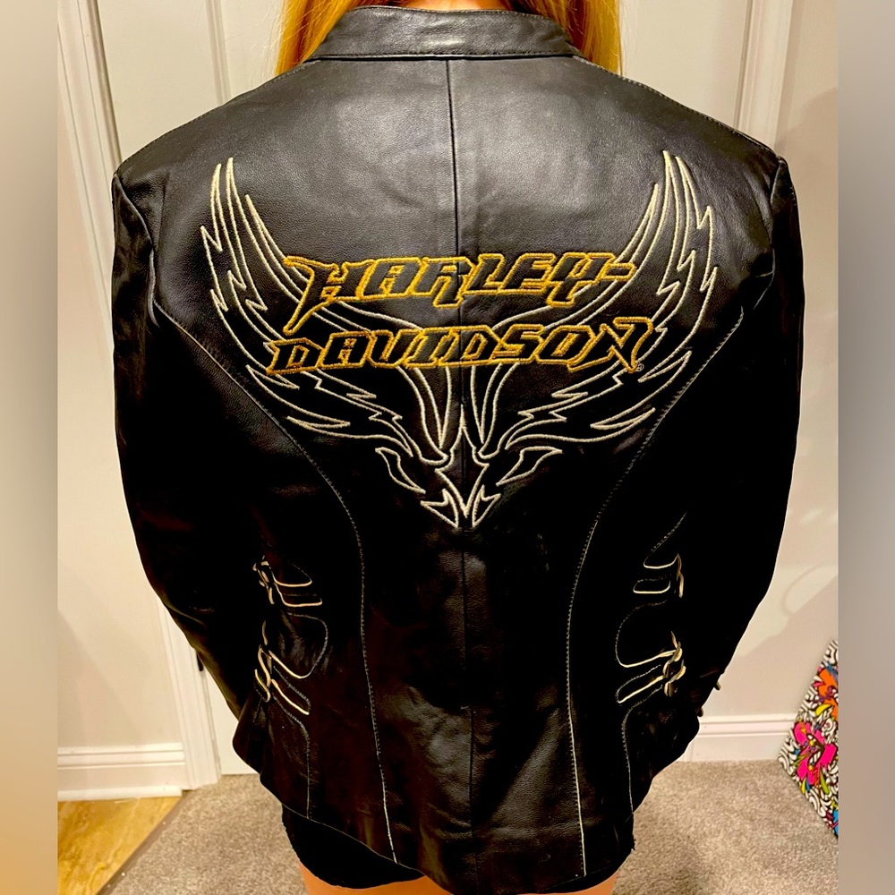 Harley-Davison American Legend Women’s size “S” Leather Jacket amazing detail 😊